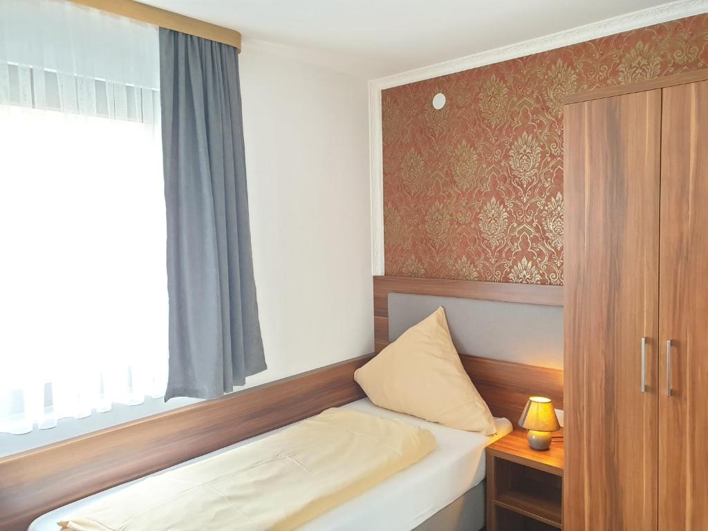 Postel nebo postele na pokoji v ubytování Kirchberg Hotel garni