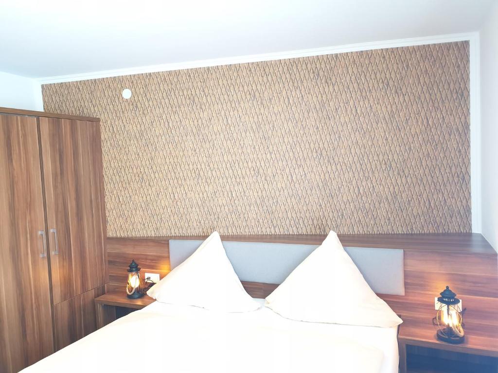 Postel nebo postele na pokoji v ubytování Kirchberg Hotel garni