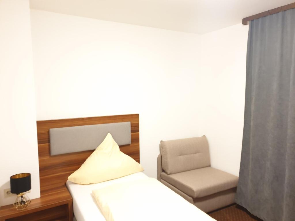 Postel nebo postele na pokoji v ubytování Kirchberg Hotel garni