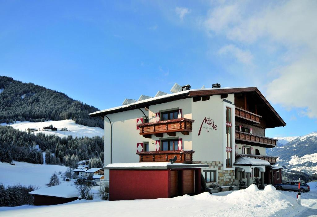 Nespecifikovaný výhled na hory nebo výhled na hory při pohledu z aparthotelu