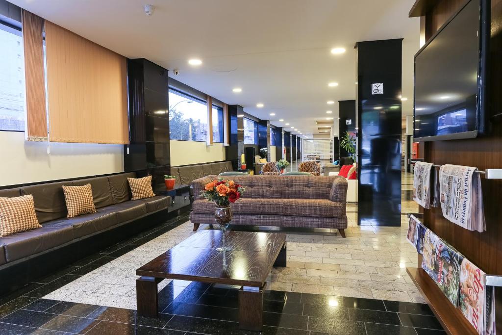 a lobby with couches and a coffee table at Hotel Express Rodoviária in Porto Alegre