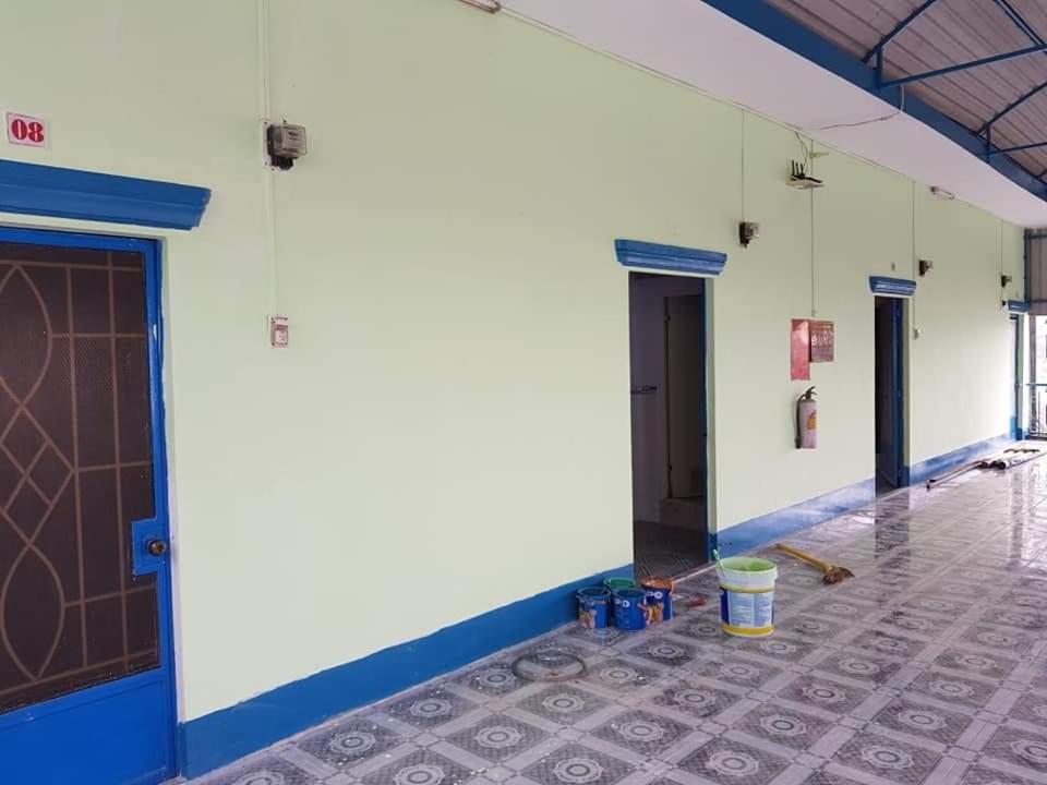 una stanza con pareti bianche e blu e una porta di Nhà Trọ Kim Ánh a Long Xuyen