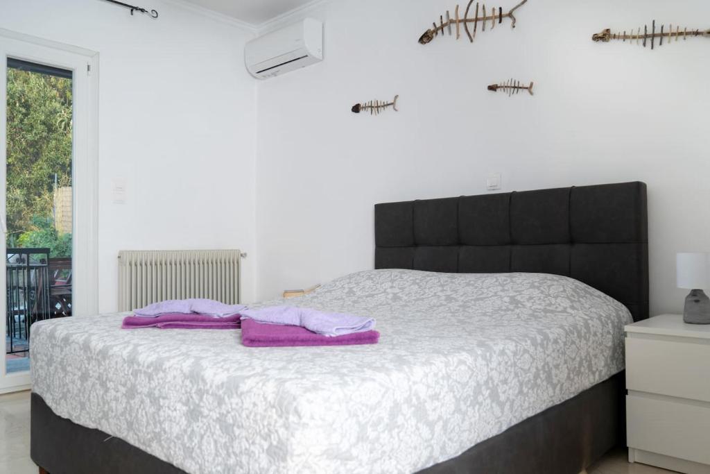 Postel nebo postele na pokoji v ubytování Coralli Pentati 1 "Dimitris Apartments"