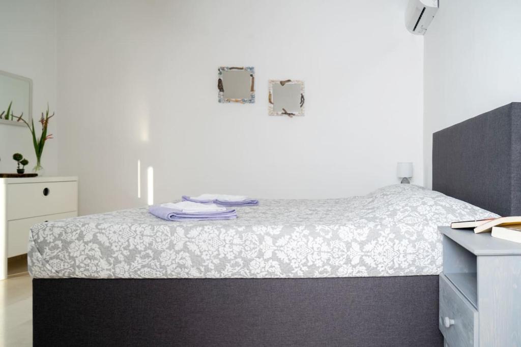 Postel nebo postele na pokoji v ubytování Coralli Pentati 1 "Dimitris Apartments"