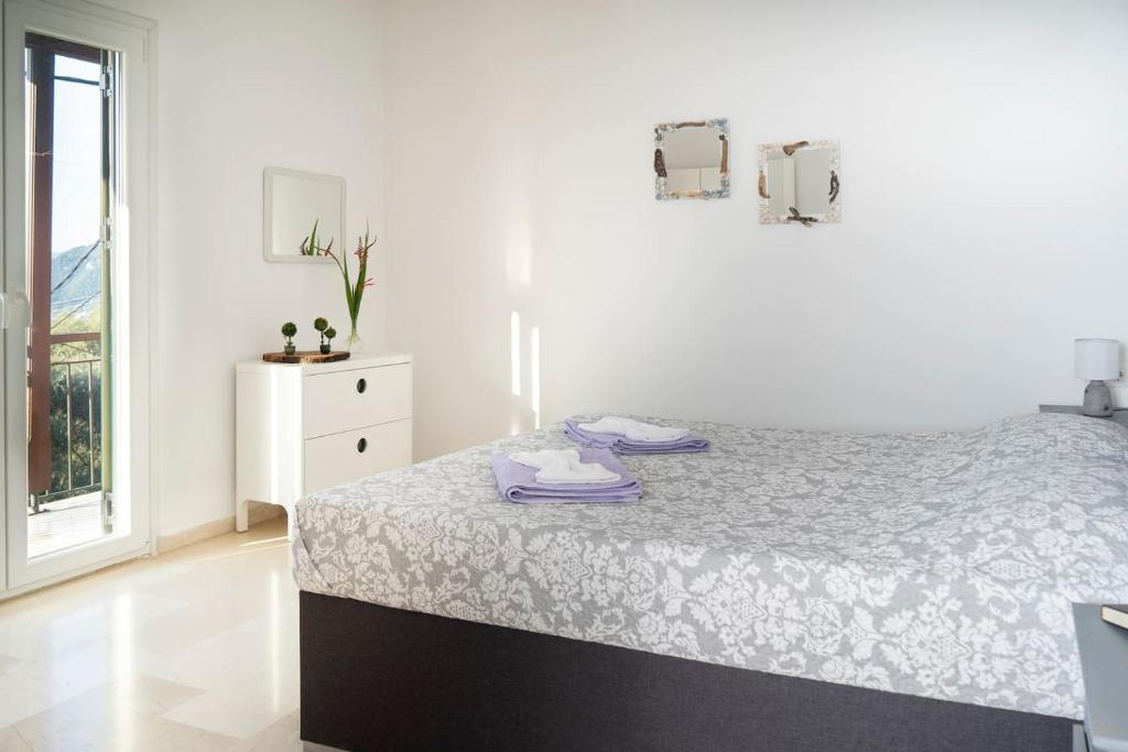 Postel nebo postele na pokoji v ubytování Coralli Pentati 1 "Dimitris Apartments"