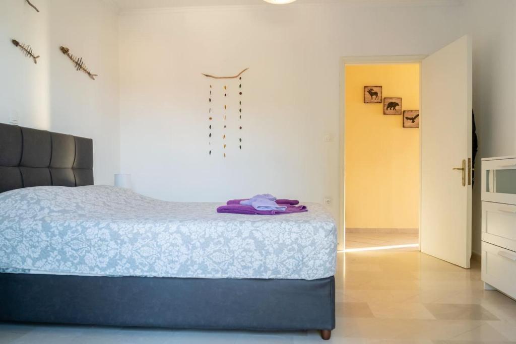 Postel nebo postele na pokoji v ubytování Coralli Pentati 1 "Dimitris Apartments"