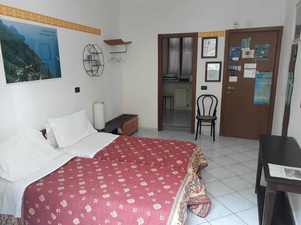 - une chambre avec un lit et une couverture rouge dans l'établissement Ca' de Capun, à Manarola