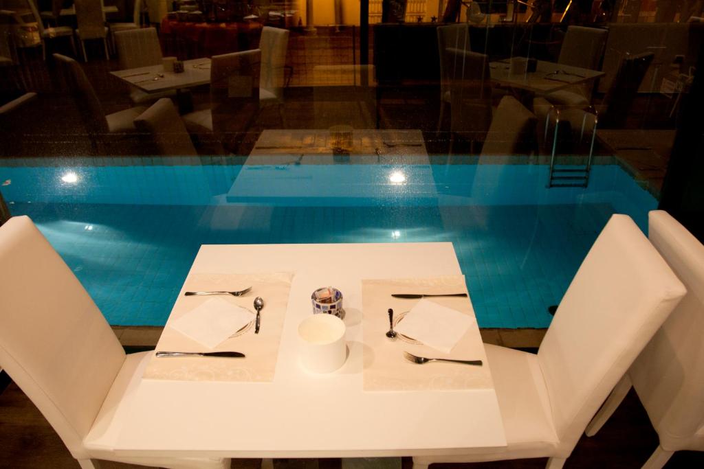 Bazén v ubytování Hotel Montecarlo - Vista Mare con Piscina & Area Fitness nebo v jeho okolí