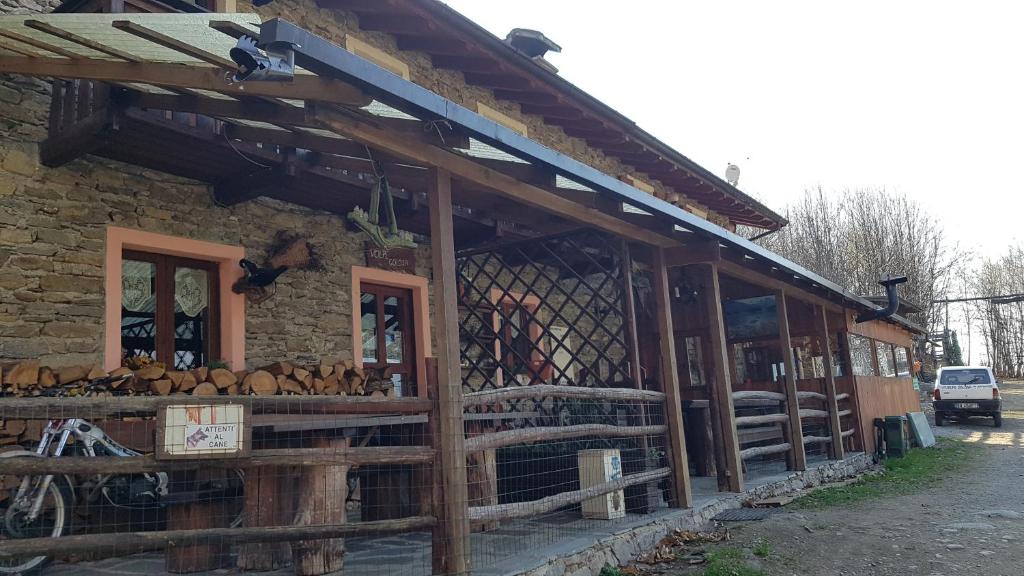 Ein Gebäude mit einem Haufen Holz davor. in der Unterkunft Agriturismo Volpe Golosa in Morbegno