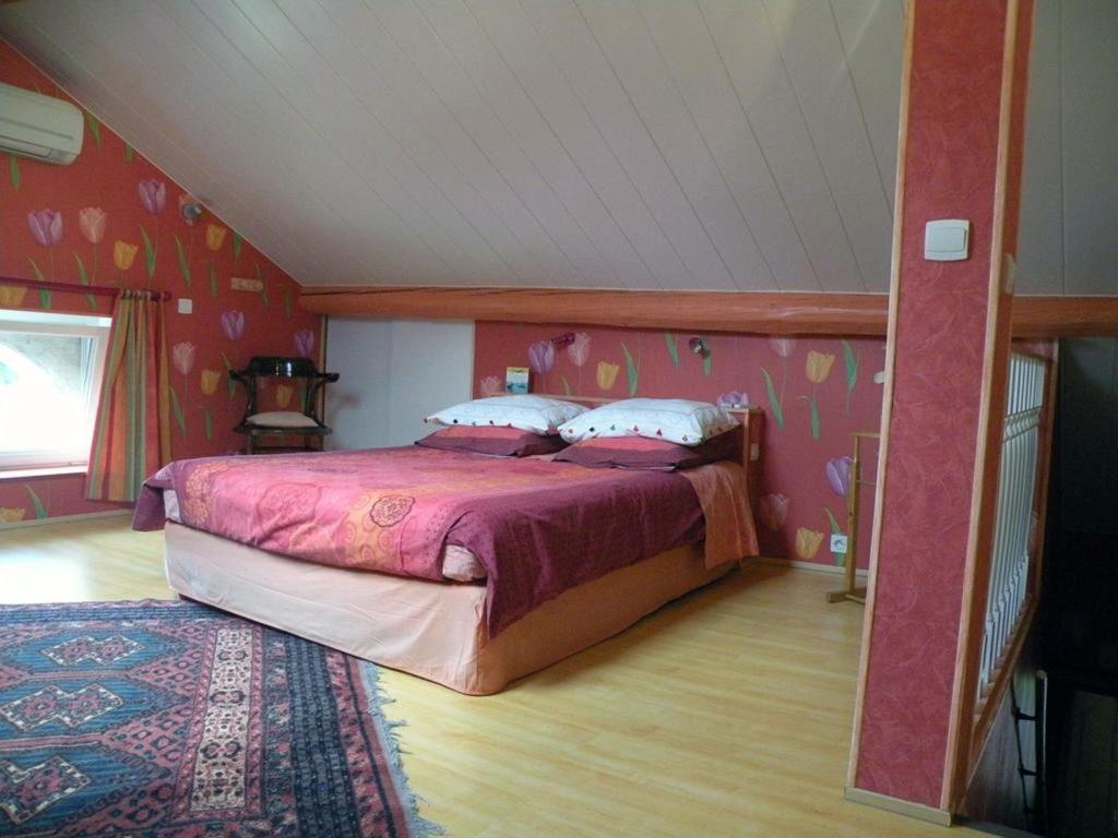 Tempat tidur dalam kamar di LA PROVIDENCE, chambres d'hôtes