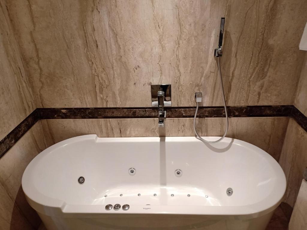 حمام في Gewan Hotel Cairo