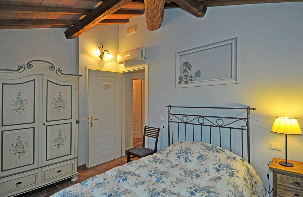 A bed or beds in a room at Le Ginestre B & B