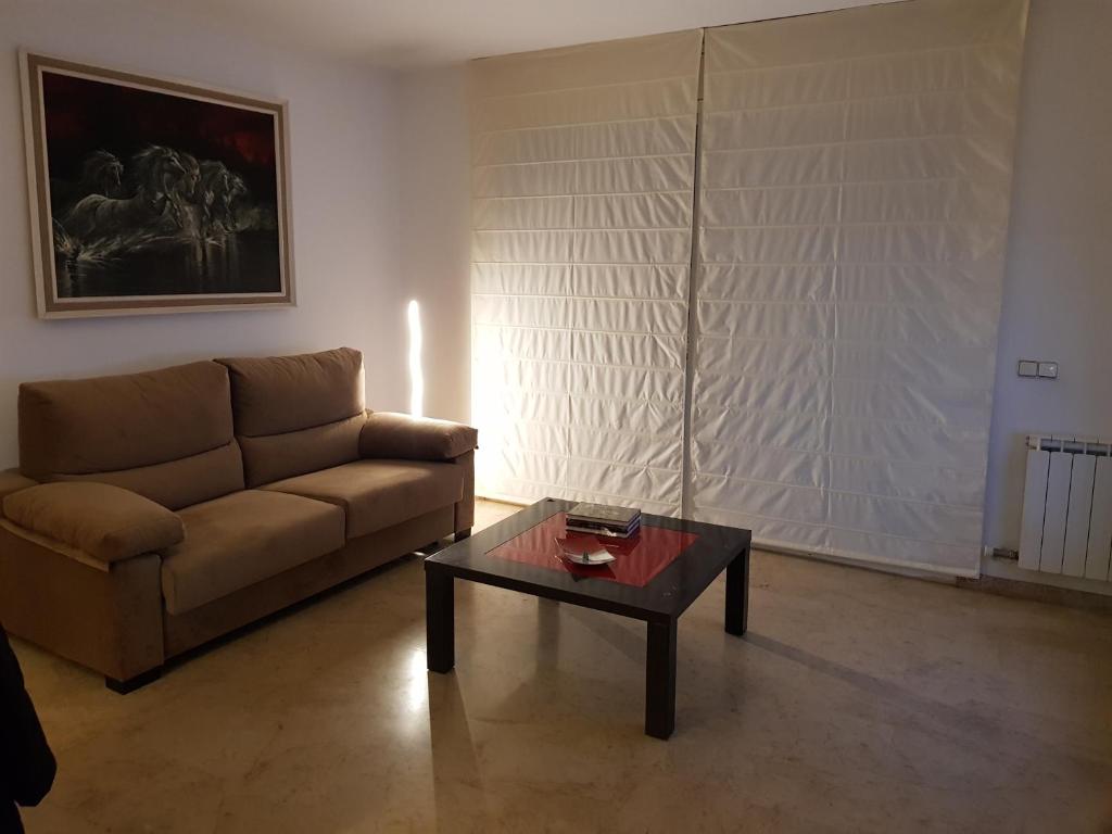 sala de estar con sofá y mesa de centro en piso turístico, en Tarragona