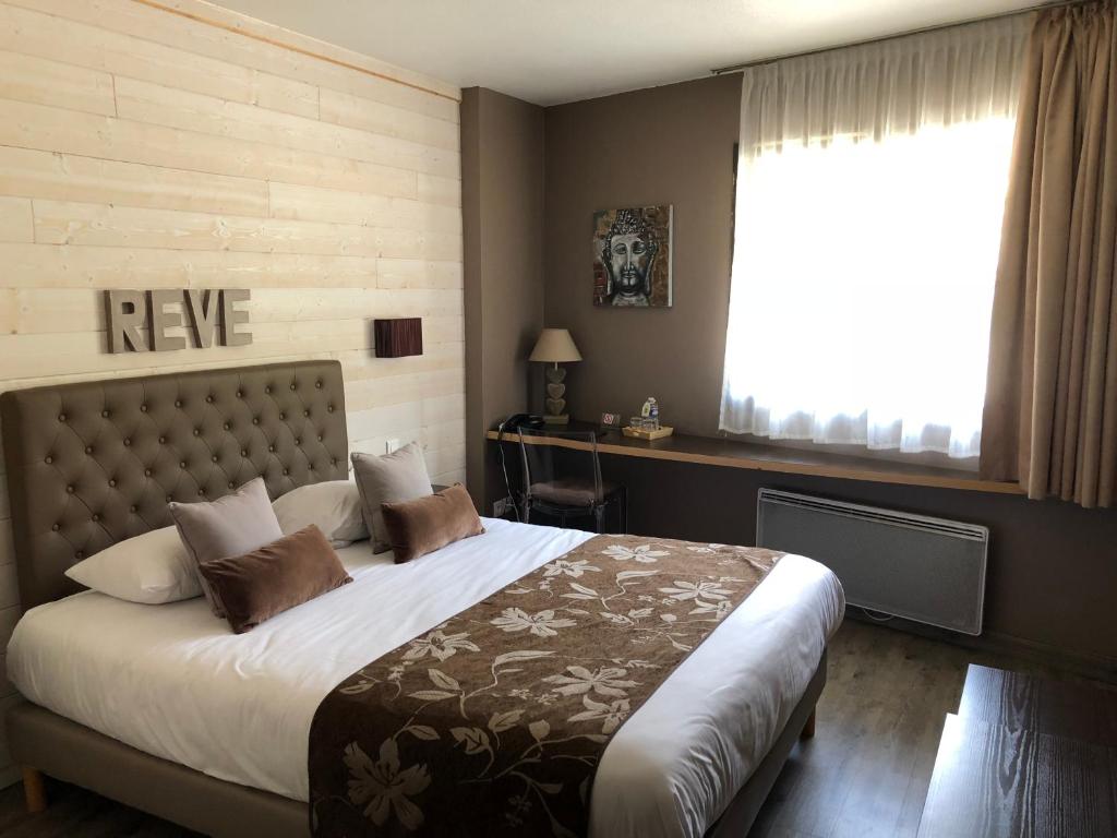 Postel nebo postele na pokoji v ubytování Hôtel Burnichon