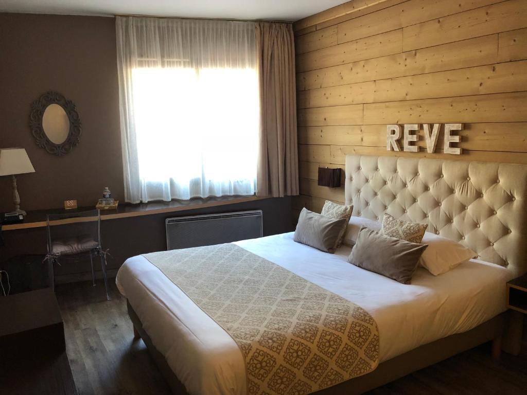 Postel nebo postele na pokoji v ubytování Hôtel Burnichon