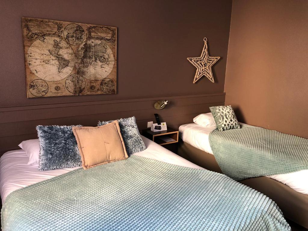 Postel nebo postele na pokoji v ubytování Hôtel Burnichon