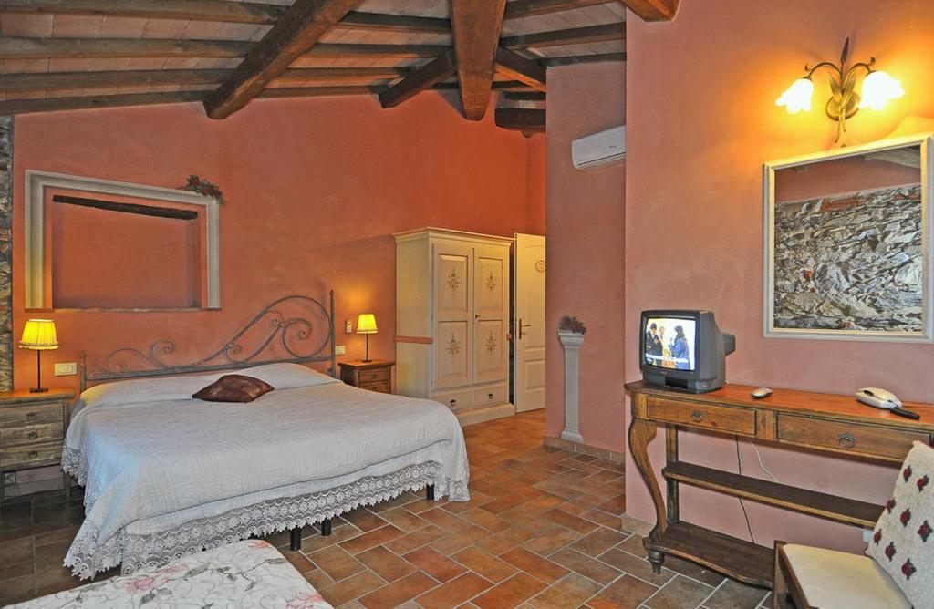 A bed or beds in a room at Le Ginestre B & B