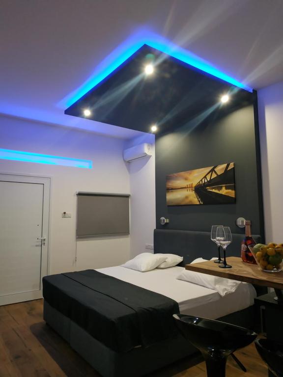 een kamer met een bed met een blauw licht erop bij Takis apartments in Ayia Napa