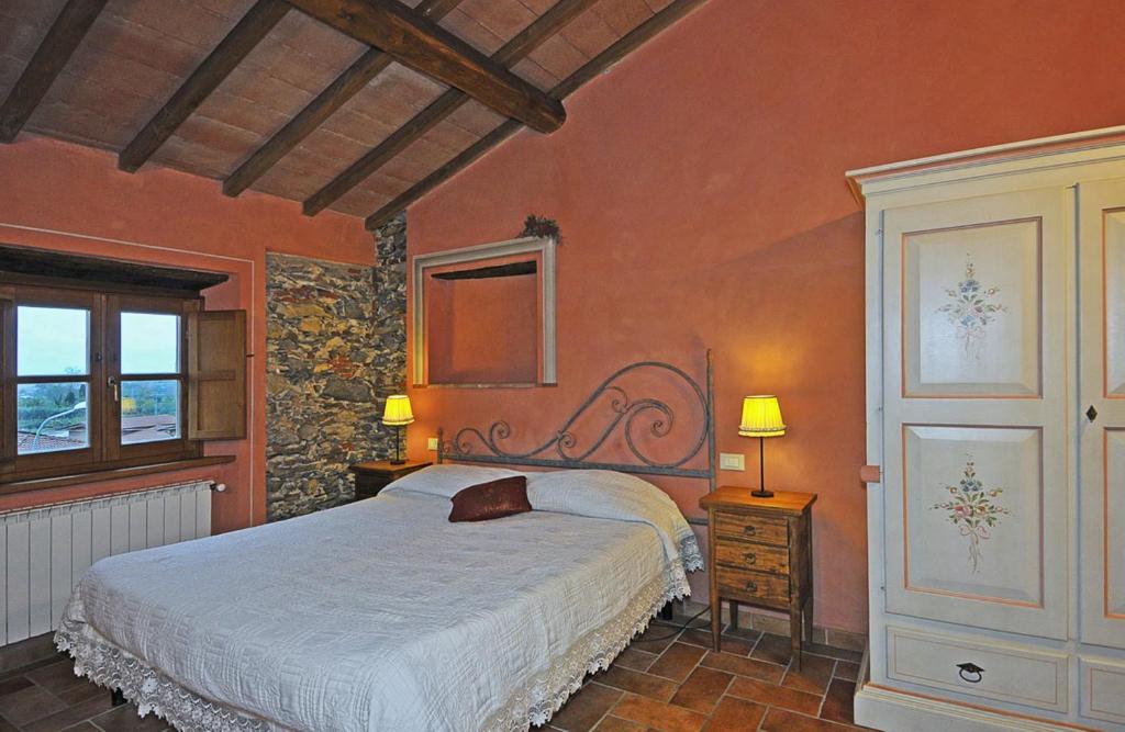 A bed or beds in a room at Le Ginestre B & B