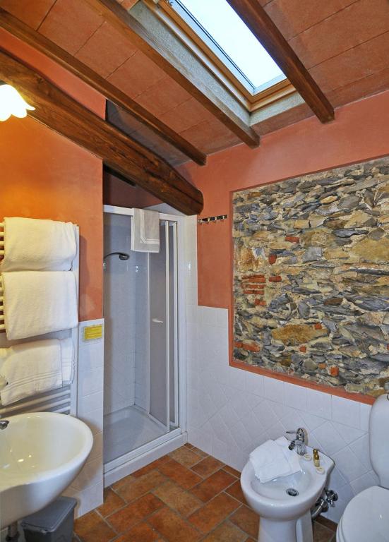 A bathroom at Le Ginestre B & B