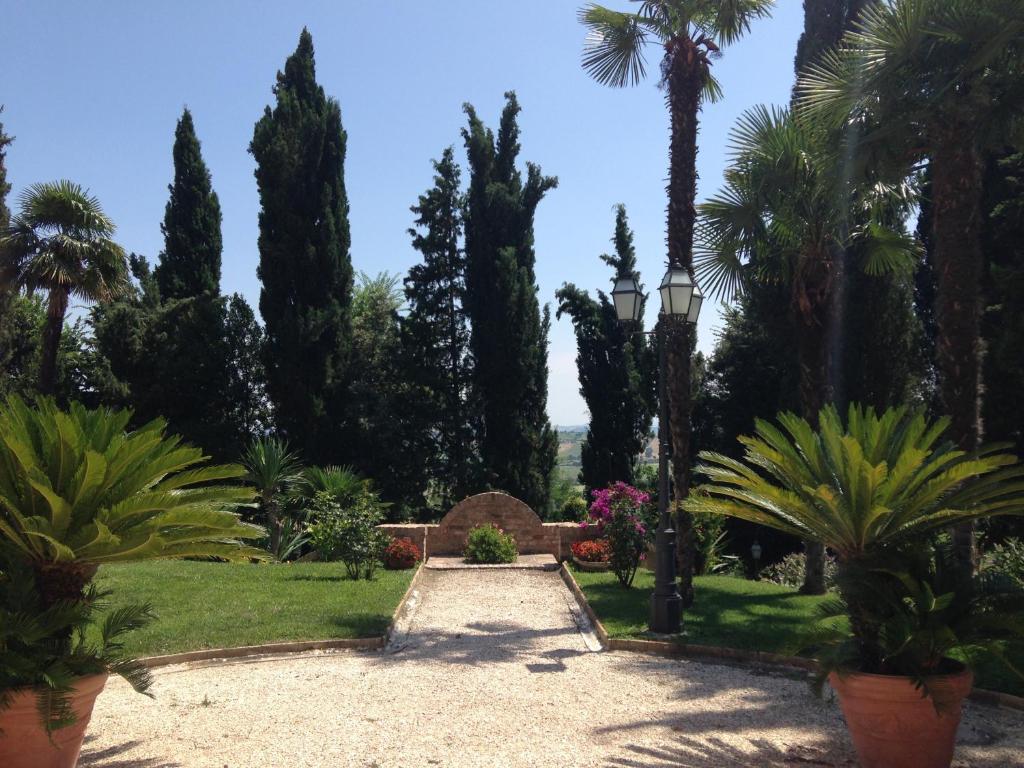Ogród w obiekcie Relais Villa Sant'Isidoro