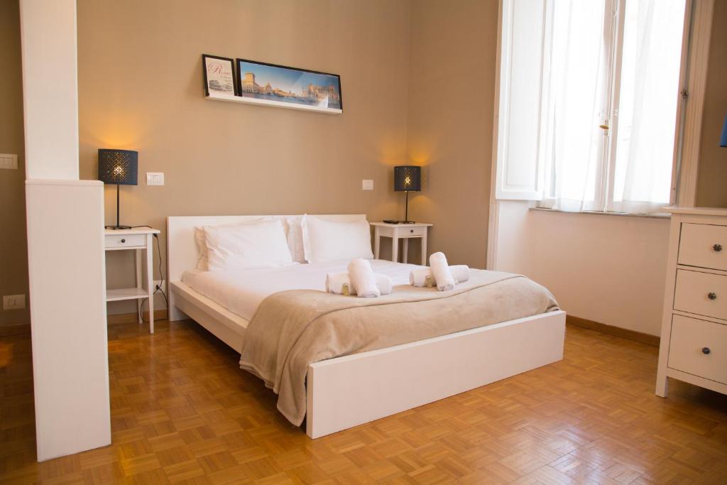 ローマにあるAmalia Vatican Houseのベッドルーム1室(白いベッド1台、枕2つ付)