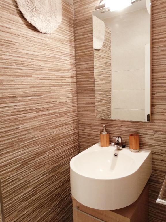 A bathroom at "Corner of happiness"
