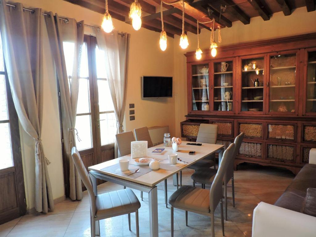 uma sala de jantar com mesa e cadeiras em L'Aia di Argia em Ponte a Tressa
