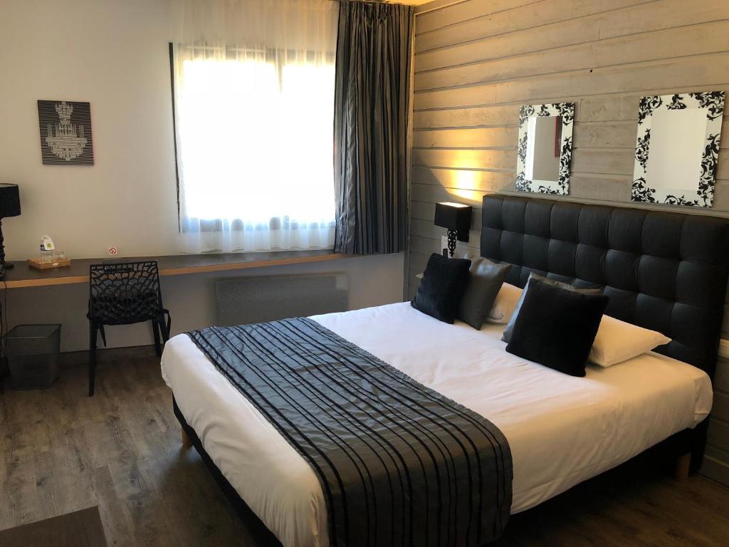 Postel nebo postele na pokoji v ubytování Hôtel Burnichon