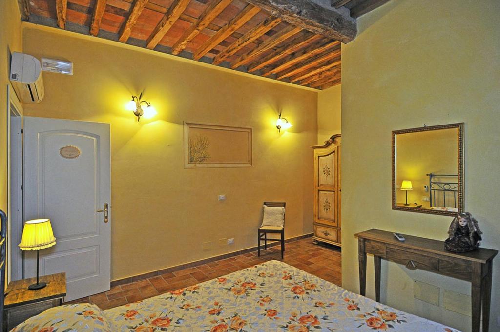 A bed or beds in a room at Le Ginestre B & B