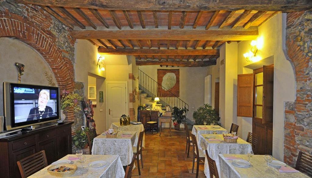 A television and/or entertainment centre at Le Ginestre B & B