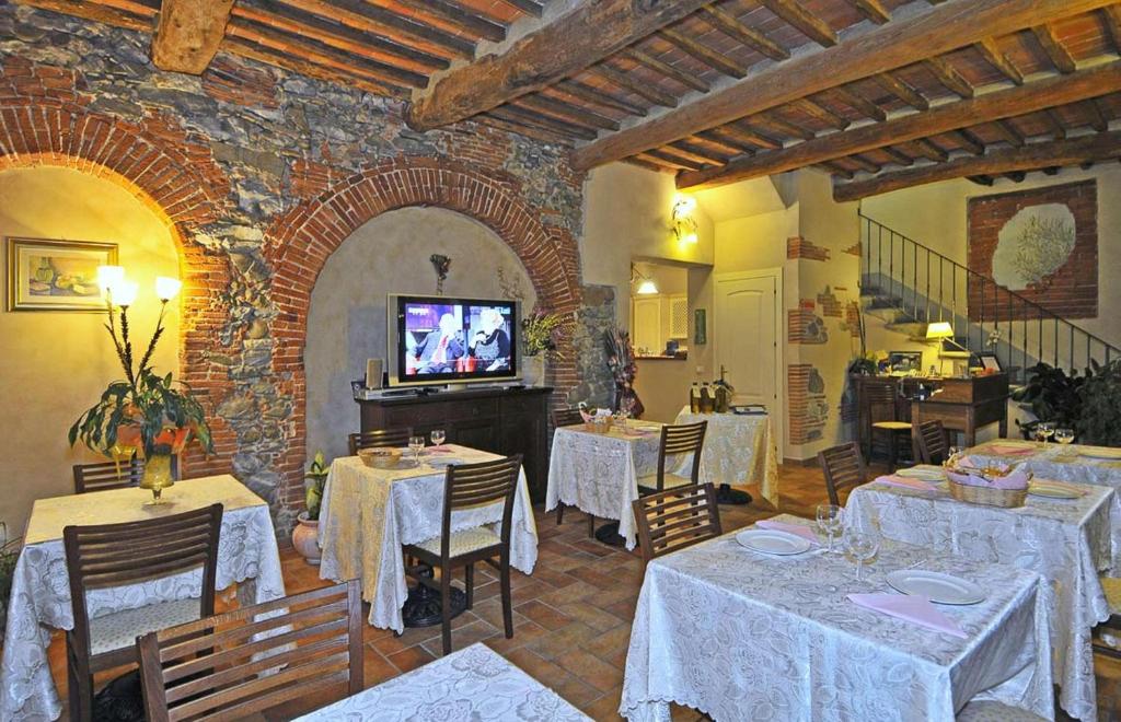 A television and/or entertainment centre at Le Ginestre B & B
