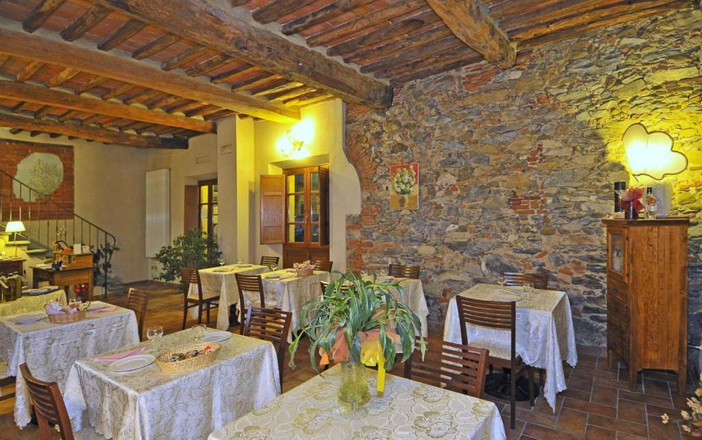 A restaurant or other place to eat at Le Ginestre B & B