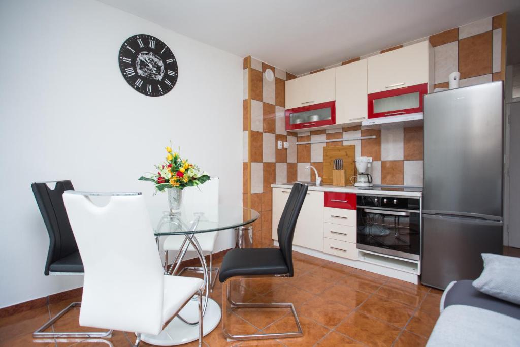 Kuchyň nebo kuchyňský kout v ubytování Apartmani Maras