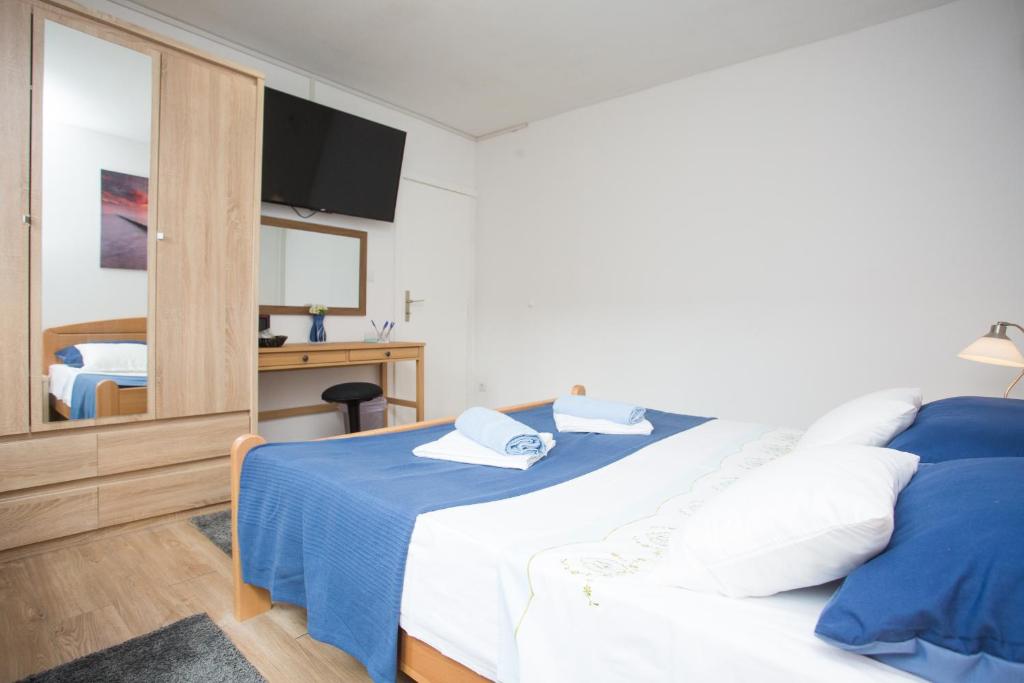 Postel nebo postele na pokoji v ubytování Apartmani Maras