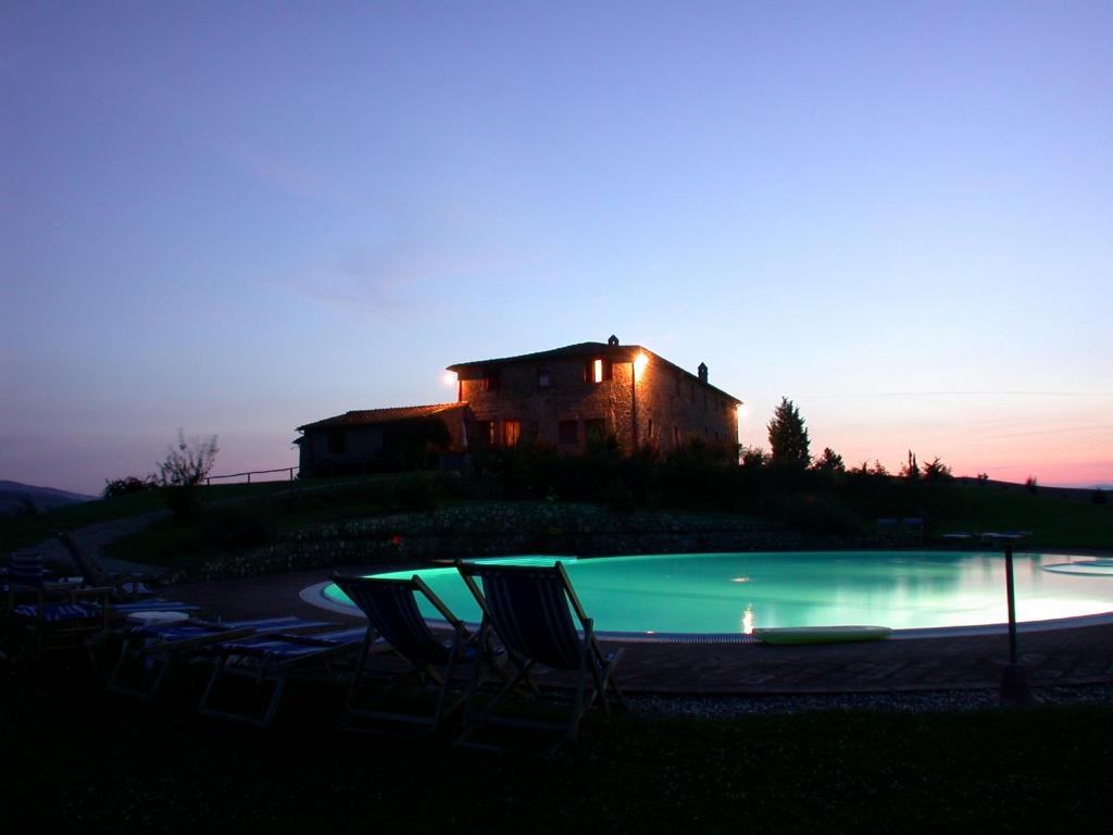 Bazén v ubytování Agriturismo Fattoria Di Corsano nebo v jeho okolí