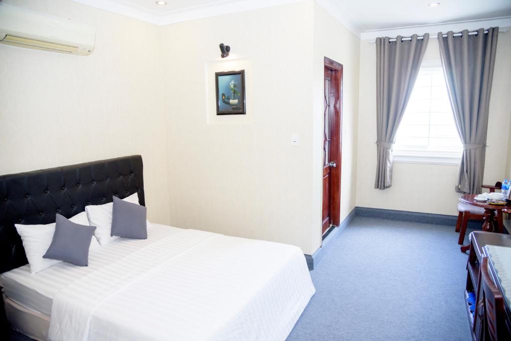 Postel nebo postele na pokoji v ubytování Ha Trinh Hotel