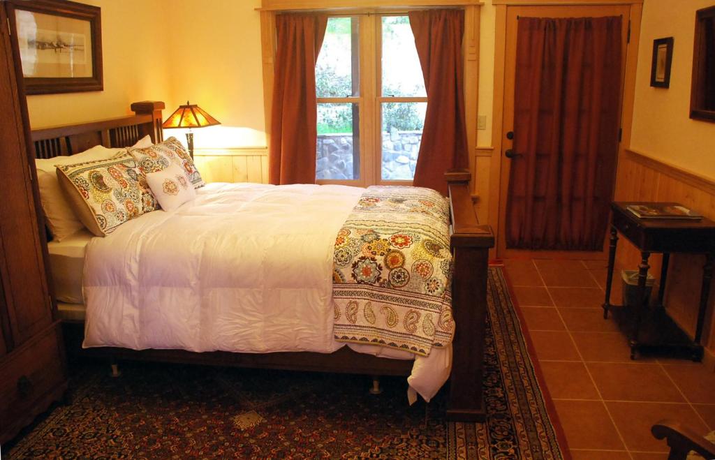 una camera da letto con un letto e una finestra di Sierra Trails Inn a Mariposa