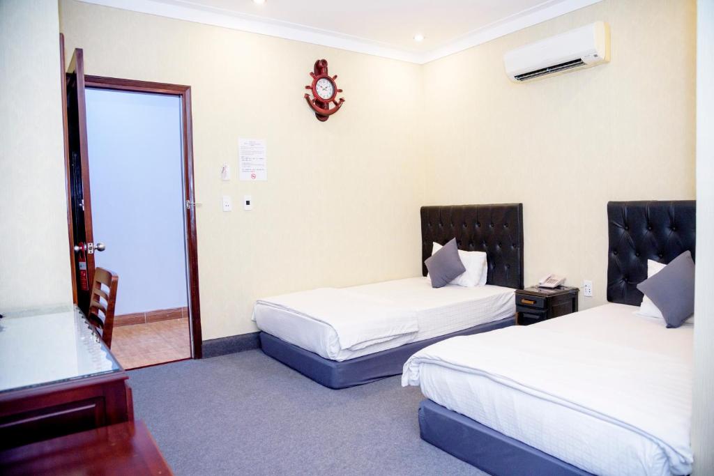 Postel nebo postele na pokoji v ubytování Ha Trinh Hotel