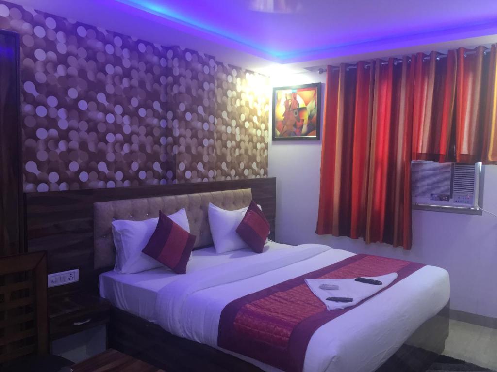 Postel nebo postele na pokoji v ubytování Hotel Pearl - Mahipalpur Delhi Airport