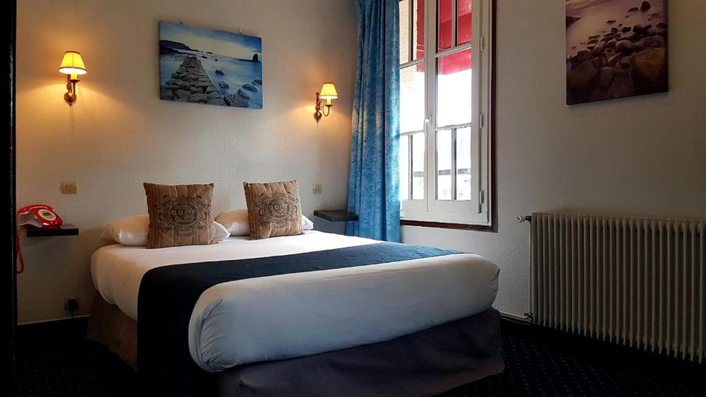 Postel nebo postele na pokoji v ubytování Hôtel Le Chantilly