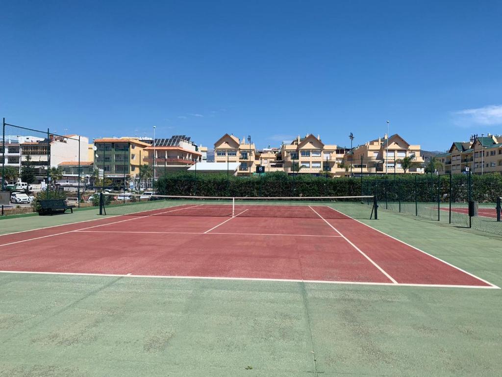 Tenis a/nebo squash v ubytování Apartamento Turistico Peñalver Playa 316 nebo okolí