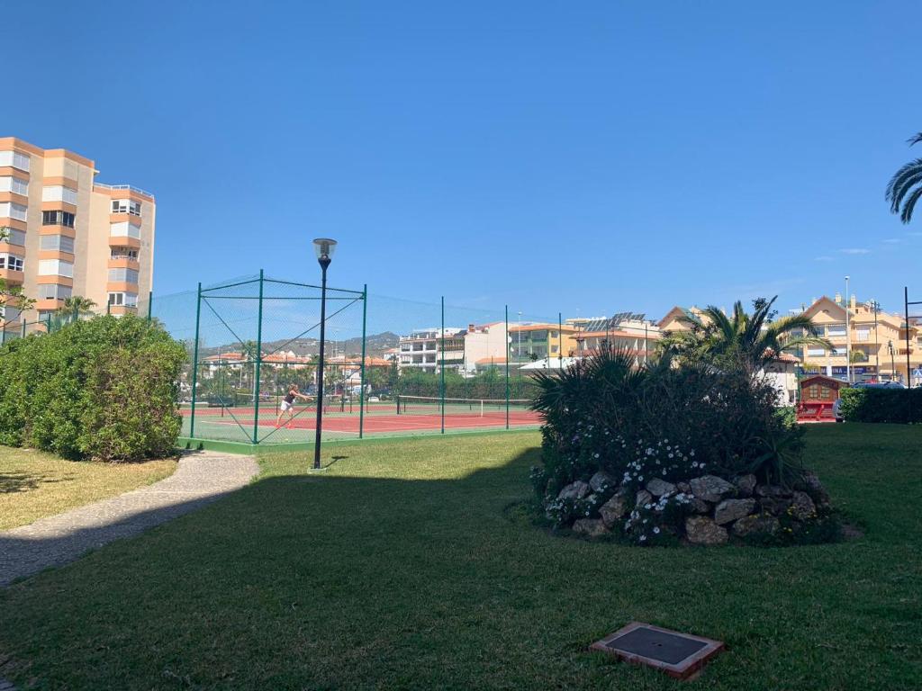 Tenis a/nebo squash v ubytování Apartamento Turistico Peñalver Playa 316 nebo okolí