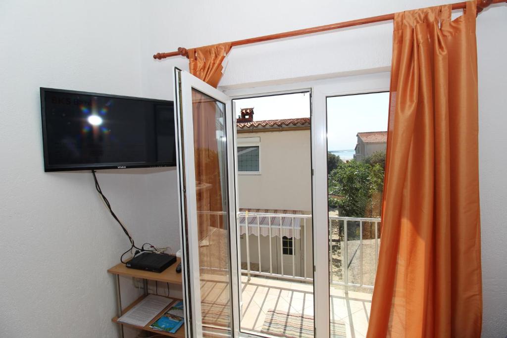 TV a/nebo společenská místnost v ubytování Apartments Dvorski