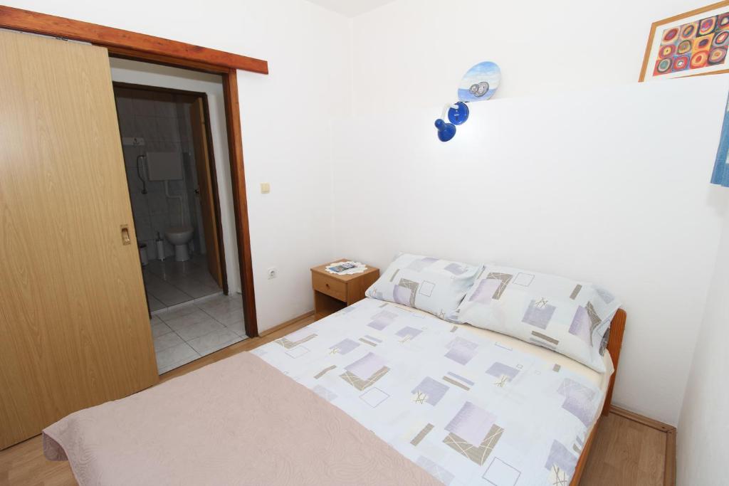 Postel nebo postele na pokoji v ubytování Apartments Dvorski