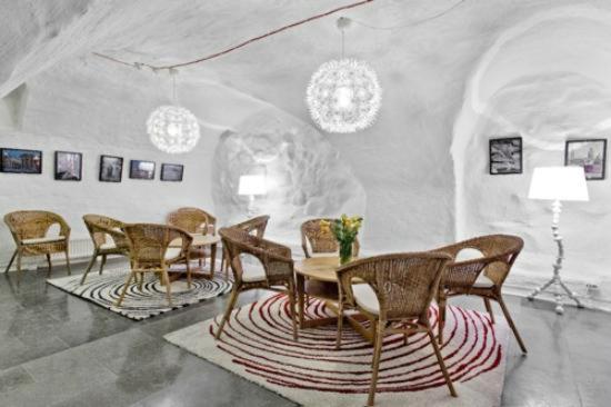 ein Esszimmer mit einem Tisch und Stühlen in der Unterkunft Ramilton Old Town Hostel in Stockholm