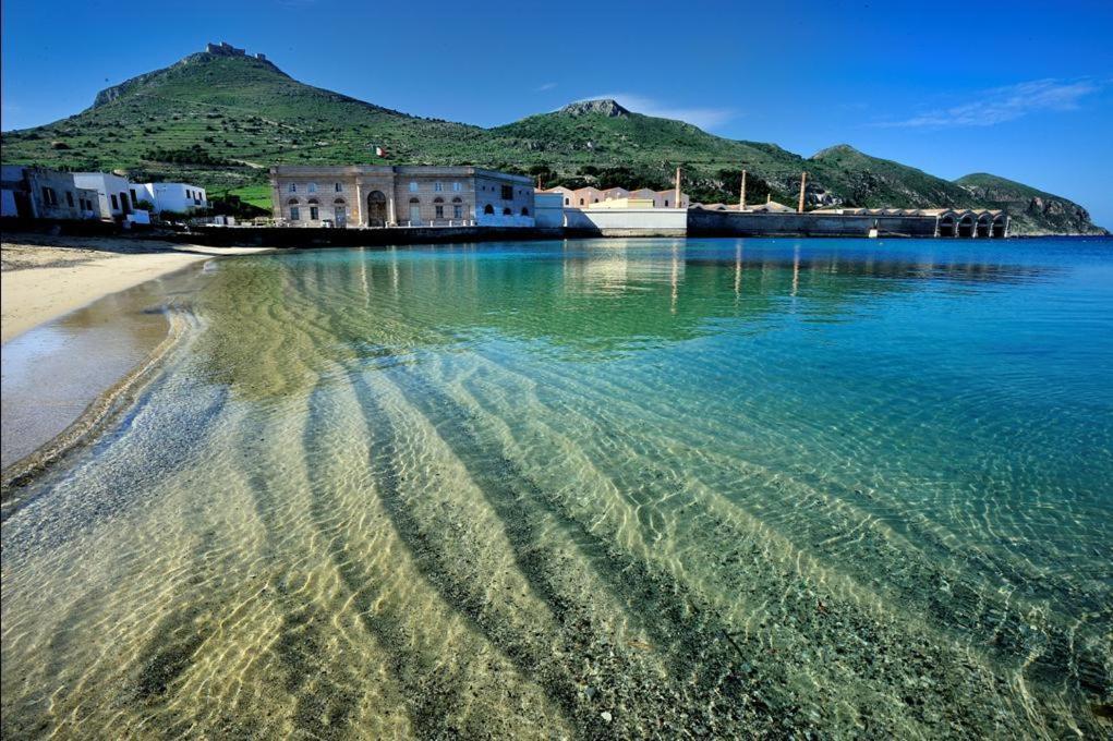 ein großer Wasserkörper mit einem Berg im Hintergrund in der Unterkunft Il Gelsomino in Favignana