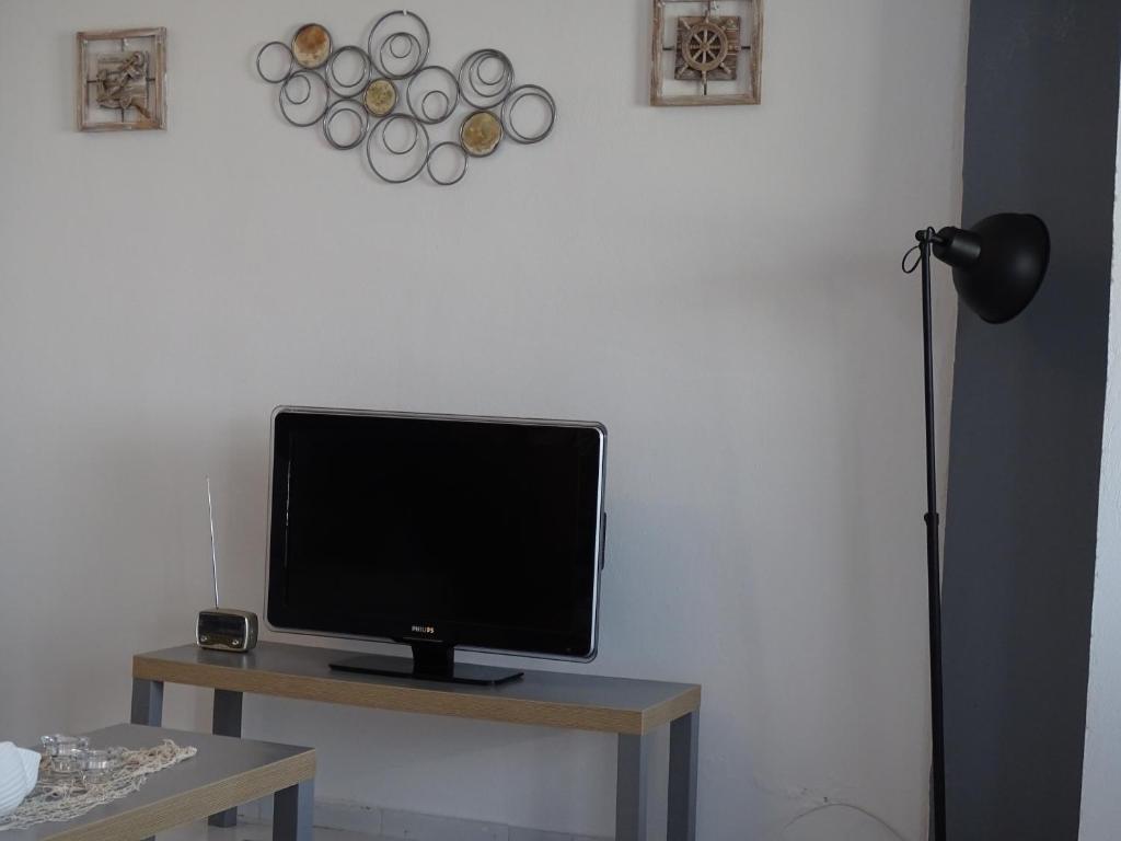 TV a/nebo společenská místnost v ubytování NAMA Beach house