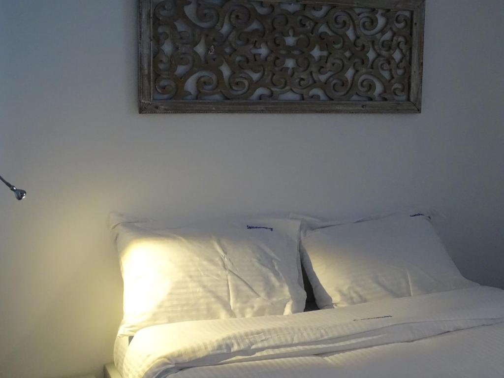 Postel nebo postele na pokoji v ubytování NAMA Beach house