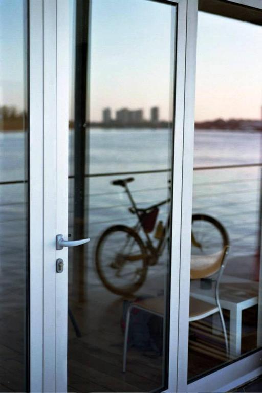 Jízda na kole v ubytování ArkaBarka Floating Hostel nebo okolí